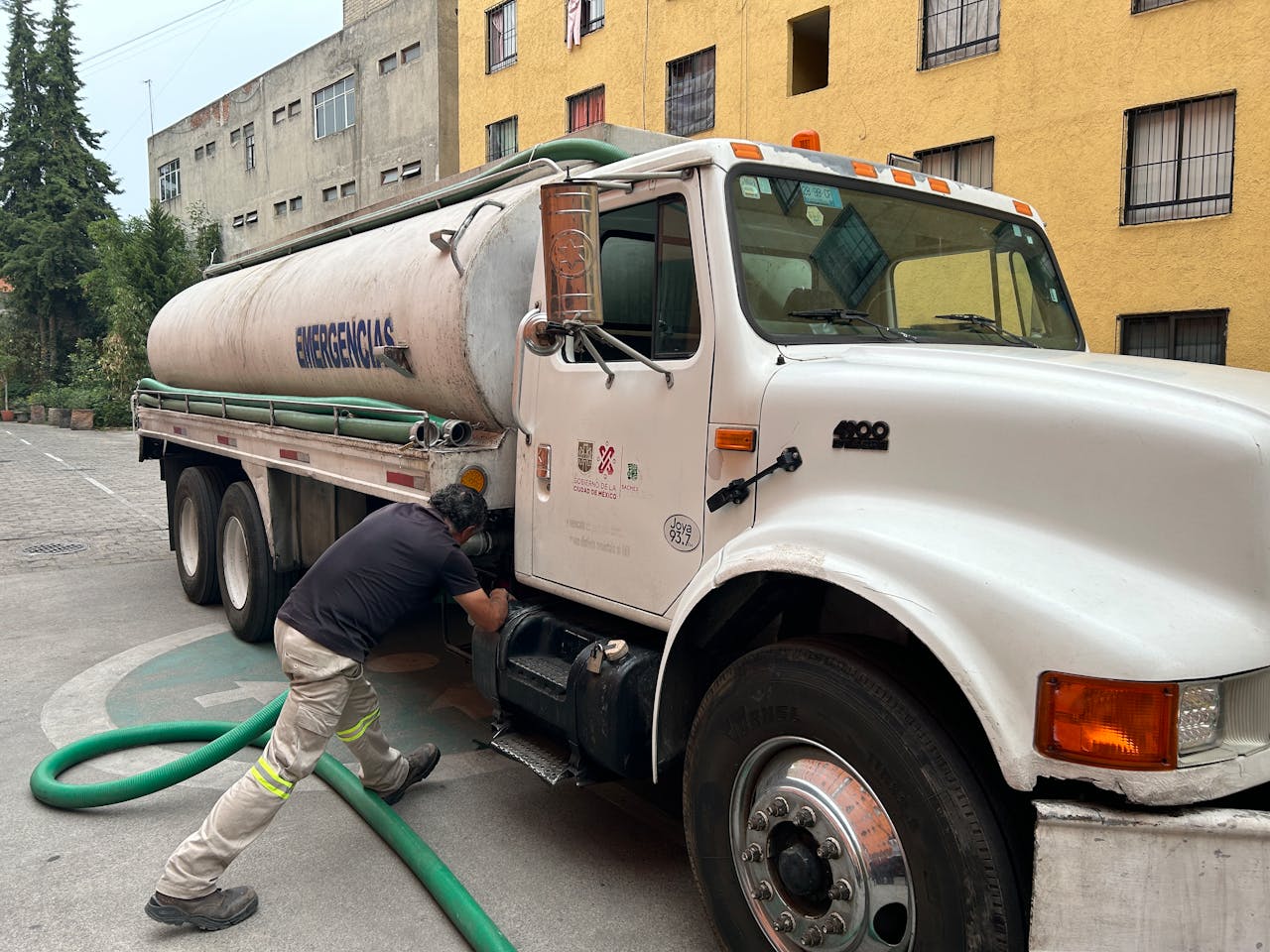 Emergency water supply tanker operating in Ciudad de México urban area.